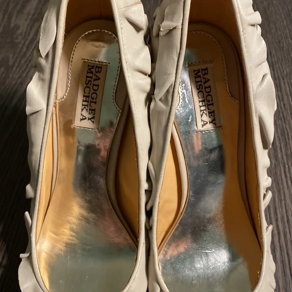 Badgley Mischka Leather Ruffle Stiletto 5” Heel Pumps . Size 9.